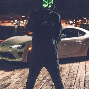 Meet your Posher, Whalla